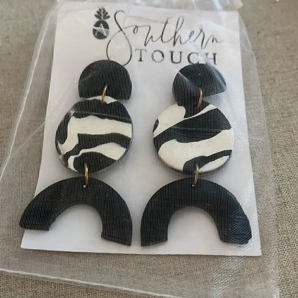 New A Southern Touch Clay Black and White Lightweight Earrings